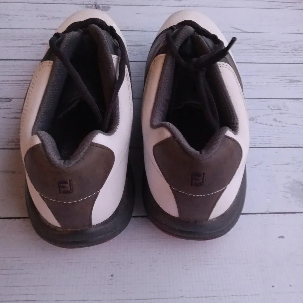 FootJoy Men's Size 10.5M Classic Saddle Golf Shoes Spiked Cleats‎ Athletic